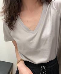 优衣库的V领短袖T恤,性价真的高!面料很舒服,穿着显瘦