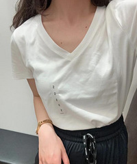 优衣库的V领短袖T恤,性价真的高!面料很舒服,穿着显瘦