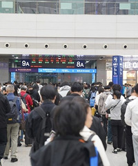 “五一”假期首日火车站发送旅客创新高