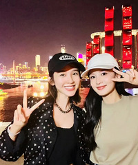 唐艺昕和李沁在重庆吃火锅