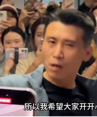 李乃文经纪人晒亲密合照,怒怼粉丝