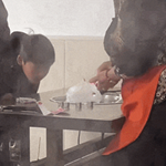 小孩哥凑钱吃地锅鸡