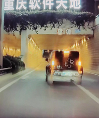 ��ͷ���´����������󳵴�Զ�⣬��ͣ����ʵ�߱��