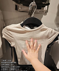 现在逛女装像在选刑具!被“正常尺码”短袖吓晕