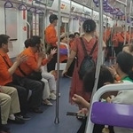 重庆大爷大妈地铁高歌