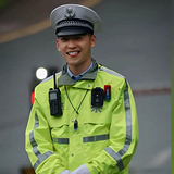 交警陈俊成街头新宠