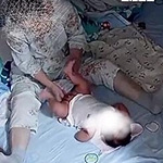 保姆用棉签捅宝宝屁股
