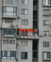 对面楼的这户人家是在作甚?一排红灯笼看着好吓人