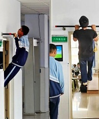 教室门口还能做引体向上