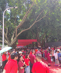 来礼嘉中学送考,现场热闹连车的编号全都是985