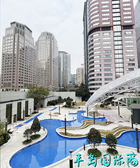 ͼ��ֱ������ű��ܱ߳��н���Խ��Խ���ʻ���