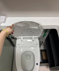 装修翻车,马桶盖打不开了
