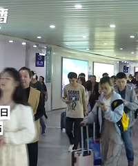 父母带高考生旅游,出站谁都没拿行李