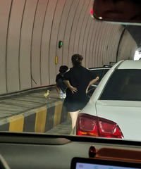 �����˾ͺ�����������ǰ����¹ʶ³�����Ȼ���˳���ιѼ��