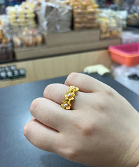 周生生金戒指太漂亮啦!几千块钱又不是几万块,喜欢就立马拿下了