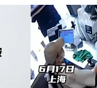女店员向消费者泼咖啡粉