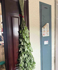 笑死,因为门前挂艾草,邻居去物业投诉,说他害怕