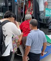 很多老年人宁肯坐公交也不坐轨道
