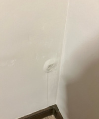 墙面漆起泡,里面有水是为什么呀??