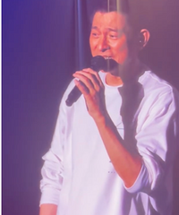 62岁刘德华演唱会惊险跪滑