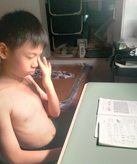 孩子有孤独症,在学校几乎不听讲,期末测试都没考