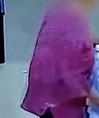 大妈趁老板不注意单手顺走整件水