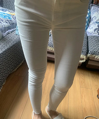 时代的眼泪,现在还有姐妹穿这种白色的紧身小脚牛仔裤吗?