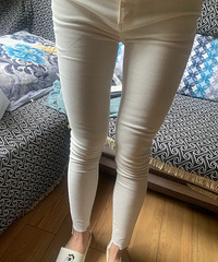 现在还有姐妹穿这种白色的紧身小脚牛仔裤吗?