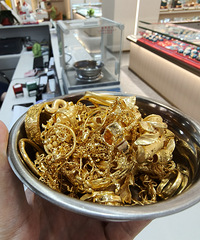 去了解放碑的汇萃黄金换金,1克换1克,款式还挺多