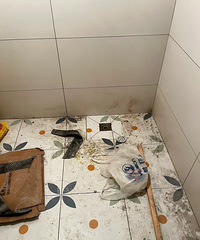 工人在新房地漏上解小手,装修公司说水冲一下就好