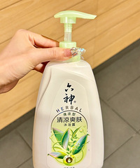 六神不愧是夏天的神啊,这款清凉沐浴露建议人手一瓶!