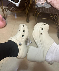 crocs的云朵和人鱼哪个好看?我到底应该留哪双?