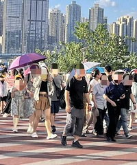 近40℃的重庆,挤满了外地人!