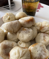 盒马买的这款小笼包真的很好吃!吃起来松松软软的,味道也好