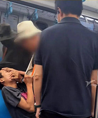 小伙地铁上遭老人殴打