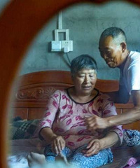 瘫痪36年,丈夫依然把她宠成宝
