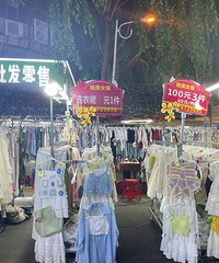 姐妹们去三亚真不用带衣服了!夜市逛不完,衣服才20多块钱