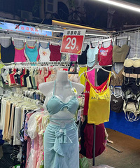 姐妹们去三亚真不用带衣服了!夜市逛不完,衣服才20多块钱