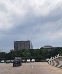 两西装探盘龙湖江山颂
