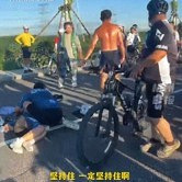 男孩骑行摔倒遭碾压