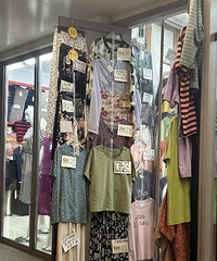 路上看到卖中老年衣服的,有点冲动想进去逛一下