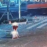 小孩趟马路中遭碾压