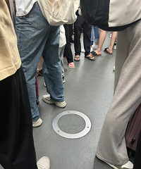 整个地铁都是运动鞋+拖鞋,真没啥人穿高跟鞋
