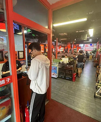 老板因救人牺牲,他的店外排起长队