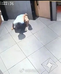 男孩进女厕偷窥被抓,家长语出惊人