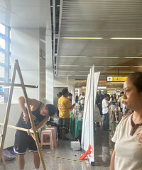 л����վ�ڻ����а�̯���ˣ��������������վ���̵��ʱ��