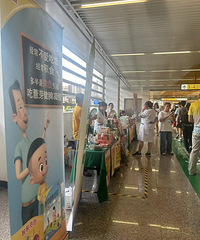 л����վ�ڻ����а�̯���ˣ��������������վ���̵��ʱ��