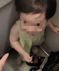 1岁幼童被关卫生间,到底谁该被“教育”