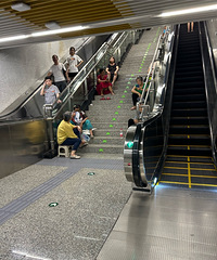 [����]����վ����һλ����ֱ��˯���ϣ�Ϊһ��İ���˸е���ʹ