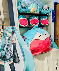 没想到逛文具店,还遇到给初音未来过生日的大场合